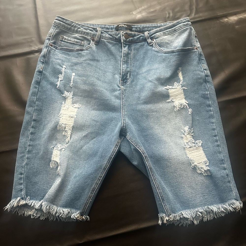 ❤️SOLD❤️New without tag
Stretchy jean shorts
